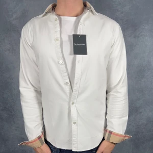 Burberry skjorta - Hej säljer nu min fina Burberry skjorta i storlek M. Den är i mycket bra skick och kommer vara otroligt snygg nu i höst/vinter. Nypris cirka 4000kr! Vi kommer att sälja liknande produkter så glöm inte följa profilen!🌊🍾