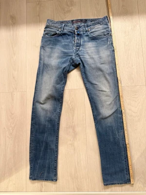 Jacob Cohen Nick - Stilrena Jacob cohens nick. Storlek W32, Längd 100cm, bred 39cm. Ett litet hål på baksidan. Först i kvarn får bäst pris. Vid mer frågor skriv i DM 😊