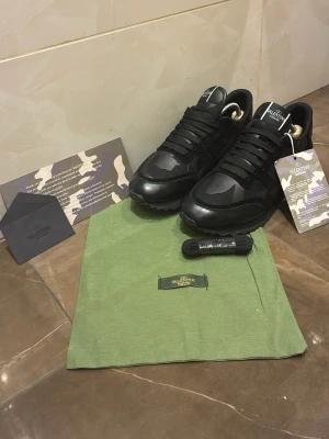 Valentino Rockrunners - Tjenare! Säljer dessa helt nya Valentino rockrunner skorna som är perfekta för vintern och där allt og med kommer! Nypris (5790kr) skriv om frågor eller prisförslag!!