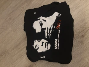 Limited edition svart hoodie M&M Tour Part 2 - en otroligt fin och bra skick hoodie med marcus&martinus, säljer denna då den används EN gång! finns liknade hoodie att köpa på deras hemsida men då har hoodien tryck på ryggen. 