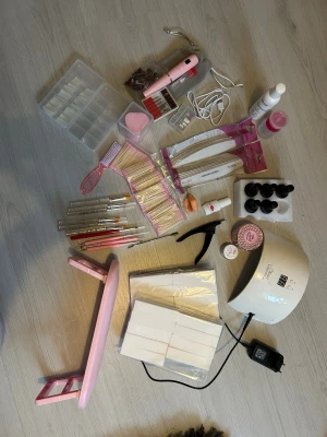 Nagel grejer  - Nypris för allt är ungefär runt 1891kr🌸 Kan tänka mig gå ner mycket i pris vid snabbaffär. Går även bra att bara köpa en grej om man skulle vilja det!☺️ skriv gärna till mig innan ni köper och har ni frågor så är det bara att skriva till mig. Här är lite av dom grejerna som jag säljer:  - Top coat-no wipe shine 15 ml -Base coat soak off uv/led 15 ml - primer soak off uv/led 15 ml -  42 Neon Pink - NG LED/UV Soak Off Gel Polish 15ml - SOAK OFF BUILDER Soft Pink 04 - NG LED/UV Gel 15ml -elfil