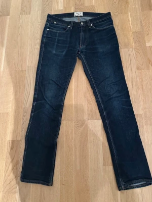 Acne studios jeans - Acne studios i RAW denim. mycket bra skick.
