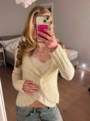 Krämvit stickad kofta från twist & tango - Mysig krämvit stickad kofta från Twist & Tango. I väldigt gott skick då den knappt är använd. Finns även inga defekter. Står att den är i storlek M men jags kulle säga att den har en väldigt liten passform för M och liknar mer S i storlek. Skriv gärna till mig vid några funderingar!! 💗💗