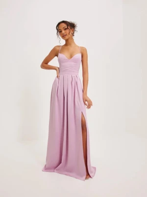 Ljusrosa balklänning med slits från Nelly - Elegant långklänning i ljusrosa med smala axelband som korsas i ryggen. Klänningen har v-ringad urringning, markerad midja och en hög slits framtill. Använd endast en gång. Går inte att köpa längre. Nypris: 1399 kr Skriv on du har fler frågor eller vill diskutera pris🥰                            Info från Nellys hemsida: Klänning från NLY Eve Hellång modell Satintyg Foder Justerbara axelband Slits i sidan Dold dragkedja Längd i storlek 36: 137 cm    Färg: Light Pink