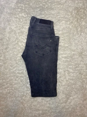 Svarta Replay Anbass jeans - Skick 8,5/10, Inga tydliga defekter. |Storlek W28 L32| Modell Anbass vilket är slimfit| Gåva ingår vid köp!