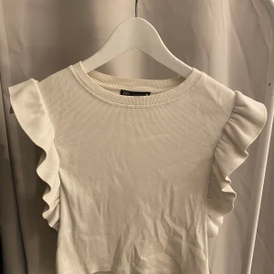 Zara T-shirt med volangärmar - Superfin!