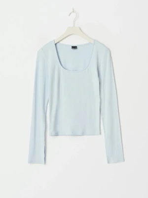 Ljusblå långärmad topp Gina Tricot - Säljer en ljusblå långärmad topp från Gina Tricot med rundad, djup urringning. Toppen är croppad och har en enkel, stilren design som passar perfekt till jeans eller kjol. Tillverkad i mjuk bomullsmix för en bekväm känsla.