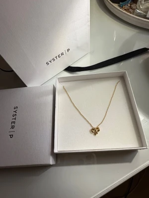 SYSTER P halsband  - SYSTER P Rosie Mini Halsband (Guld). Helt nytt! Pläterat i 18K guld och med justerbar kedja 40-44 cm. Ny pris 999 kr.