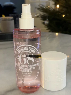 Brazilian Crush Cheirosa 68 Mist - Fräsch och trendig body mist med inslag av brasiliansk jasmin och pink dragonfruit. Perfekt för dig som vill ha en lätt och ungdomlig doft. Sprayflaska för enkel applicering. Ca 50% kvar