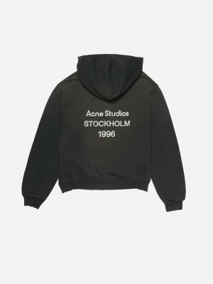 Svart Acne Studios hoodie  - Svart supercool snygg trendig hoodie från Acne Studios med vit text på ryggen: 'Acne Studios STOCKHOLM 1996'. Storlek xs (unisex) men skulle säga att den passar S/M. Nypris 5300kr, helt ny men prislapp! Tveka inte att skriva om du vill ha mått eller andra frågor🌟
