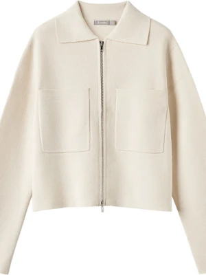 Beige stickad overshirt från Åhléns - Säljer en beige stickad overshirt från Åhléns med dragkedja. Jackan har en rak, croppad passform och klassisk krage. Perfekt att slänga över en hoodie eller t-shirt för en chill look.