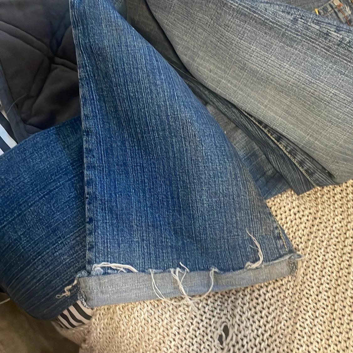 Blå bootcut jeans med slitna detaljer - 1