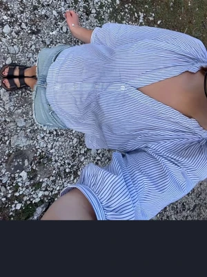 Blus  - Säljer denna gulliga blå randiga blusen!!!!