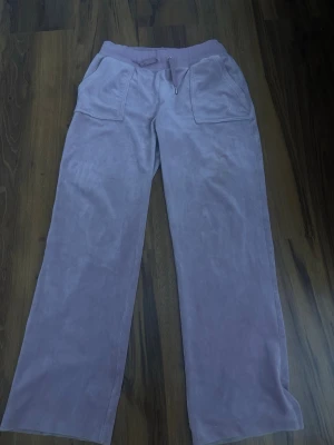 Ljusrosa mjukisbyxor Juicy Couture M - Säljer ett par ljus rosa juicy couture mjukis byxor (nästan aldrig använda) dem e köpta begagnade men tjejen jag köpte dem av hade nästan aldrig heller använt, köpte dem för 500