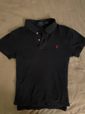 Mörk blå piké från Polo Ralph Lauren💞💞 - Mörkblå pikétröja från Polo Ralph Lauren i slim fit-modell. Tröjan är i bra skick och är i storlek M men passar också S, säljer för att den inte används💞💞