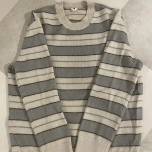 Arket stickad tröja - Säljer denna sjukt snygga och mysiga Arket tröjan som endast används 2 ggr sedan jag köpte den ny😊 Villig att gå ner i pris vid snabb affär🤩