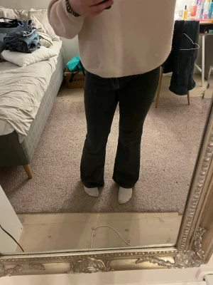 Mörkgrå bootcut jeans - Säljer ett par mörkgrå jeans med bootcut passform. Klassisk femficksmodell med knapp och dragkedja fram. Jeansen har en lätt utsvängd siluett från knät och ner, vilket ger en snygg retrovibe. Materialet är mjukt denim i bomull med lite stretch för extra komfort. Priset går att diskutera 💞