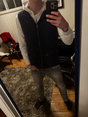 Ralph Lauren Väst - Snygg mörkblå Ralph Lauren väst | Kanon skick | Modellen på bilden är 182 och väger 70 kg | P011