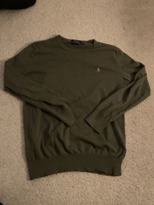 Ralph lauren tröja  - Säljer en grön Ralph lauren tröja i storlek S. Tröjan är i bra skick och passar väldigt bra om man har stilen grisch. Den är 85% bomull och 15% kashmere.