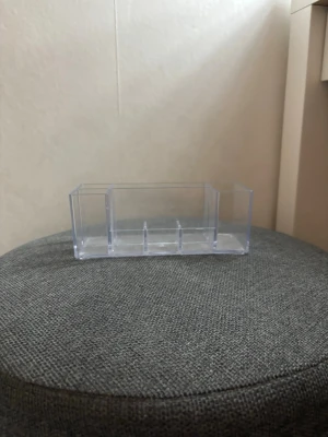 Transparent sminkorganiserare/Pojemnik na kosmetyki - Praktisk transparent sminkorganiserare i hård plast med flera fack i olika storlekar. Perfekt för att hålla ordning på borstar, pennor och små tillbehör på sminkbordet. Enkel och stilren design som passar in i alla miljöer.