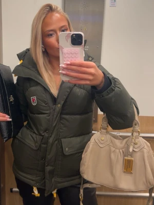 Marc Jacobs väska - Intressekoll på min jättefina vintage Marc Jacobs väska💞 Väskan är i beiget läder och har guldiga detaljer, med två kortare axelband och ett längre som går att ta av. Väskan stängs med dragkedja och har tre innerfack. Väskan är använd men har varit väl omhändertagen. Det finns mindre defekter som slitage på de mindre axelbanden, som man kan se i sista bilden. Inget som syns vid användning. Dustbag tillkommer!💞 Skriv gärna vid frågor/fler bilder. Obs tryck inte på ”köp nu”!!