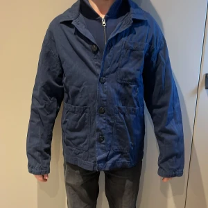 Blå overshirt Zara - Snygg blå overshirt med tre stora fickor framtill och knäppning med knappar. Jackan har klassisk krage och raka ärmar, perfekt för lager-på-lager. Tillverkad i bomull för en skön känsla och avslappnad look. 13/14 år är storleken.
