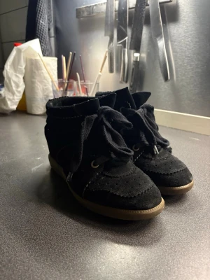 Isabel Marant Skor - Säljer mina älskade Isabel Marant skor Bobby i mocka med bred snörning och dekorativa sömmar. Skorna har en platt sula i beige och rund tå. Inga särkilda defekter eller liknande. Hör av er vid frågor! PRISET ÄR PRUTBART!!