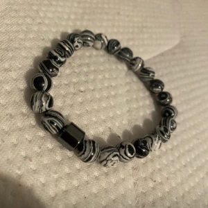 Svartvitt pärlarmband med mönster - Helt ny/ Fast pris!