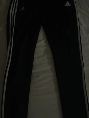 Svarta Adidas träningsbyxor - Adidas byxor, används aldrig. Bara att höra av er vid frågor.