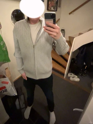 Ljusgrå ribbstickad ziptröja - Tjena! Säljer nu min ljusgråa ziptröja då jag fick den i julklapp och aldrig använd, tröjan är i storlek L, skriv vid minsta fundering 💭 