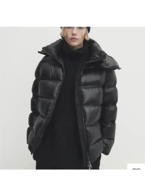 Svart pufferjacka från Massimo Dutti - Säljer en svart pufferjacka från Massimo Dutti med hög krage och dragkedja framtill. Jackan har en glansig finish, breda quiltade sektioner och två fickor med lock. Perfekt för kalla dagar och riktigt snygg till streetwear. Storlek S och är i mycket bra skick, förutom lite ludd vid dragkedjan jackan vilket ej syns när den är stängd (se bilder)🌟🤭🤭