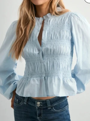 Blus Nelly  - Superfin blus från nelly i strl 38. Köptes för 399kr men säljer för 150 då jag vill bli av med den snabbt💕Endast använd en gång så inga defekter🤗