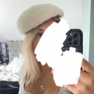 Vit basker från Kangol  - Superfin basker i fluffigt päls material. Den har en klassisk rund form och är riktigt mjuk. Perfekt accessoar för att lyfta din look. Den är i väldigt fint skick och har endast en liten fläck på insidan som visas på bild 5❣️