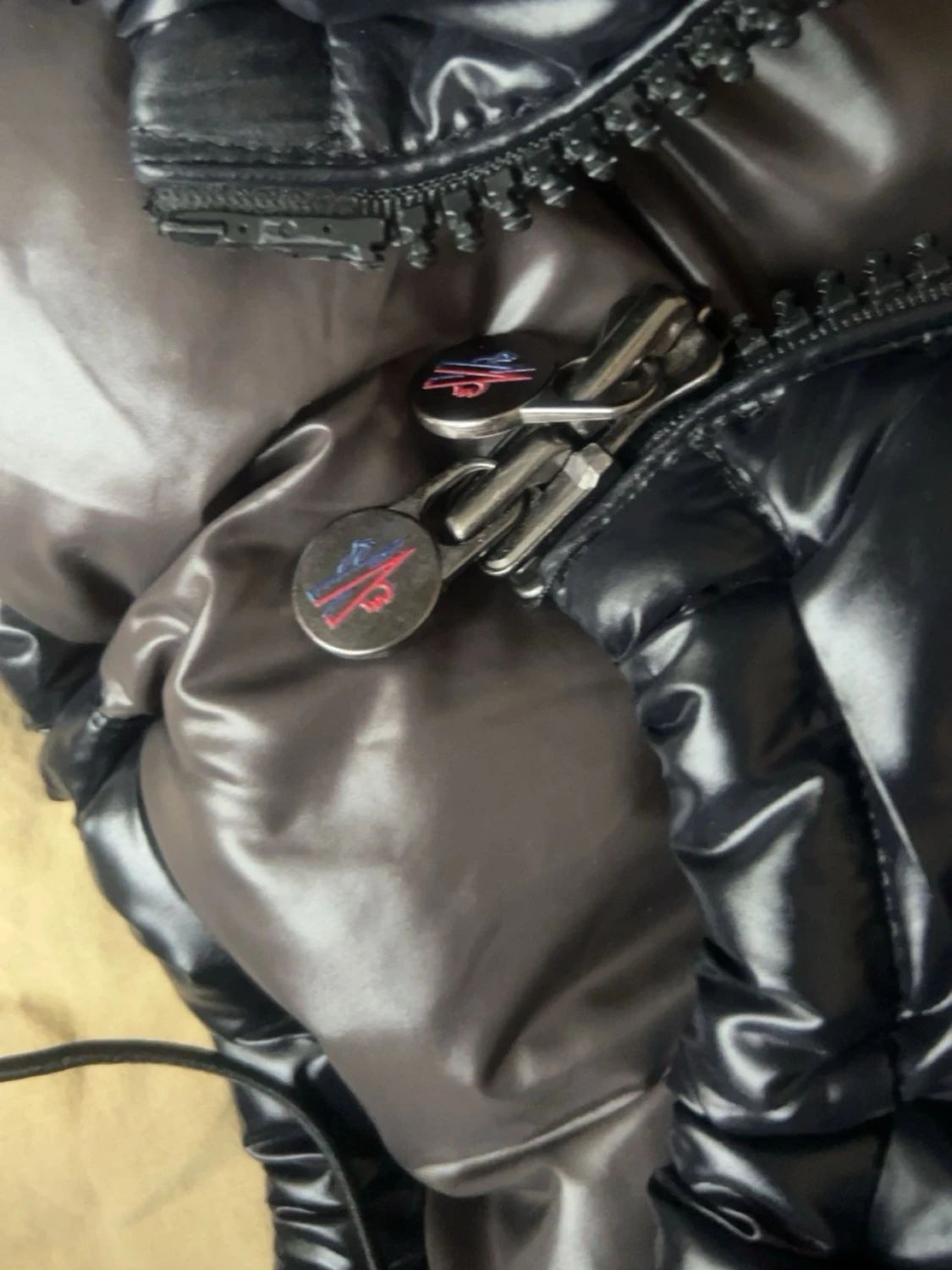 Svart glansig dunjacka från Moncler - 2