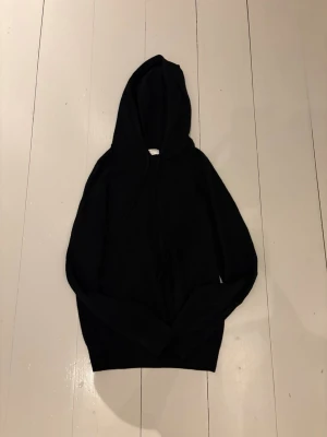 Stickad Tiger of Sweden Hoodie  - Stickad Tiger of Sweden Hoodie i topp skick och otroligt skönt material. Nypris 1800kr.