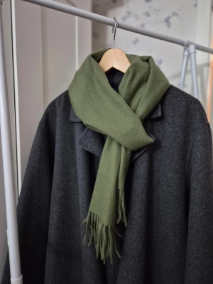 Olivgrön halsduk i mjuk ullmix - Mjuk och varm halsduk med klassisk design, perfekt för höst- och vintersäsongen.
