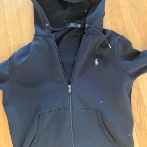 En svart Ralph lauren tröja - En snygg raffe tröja som passar till nästan alla tillfällen och den har riktigt skönt material. Jag säljer då denna den var för liten för mig. Priset är inte hugget i sten