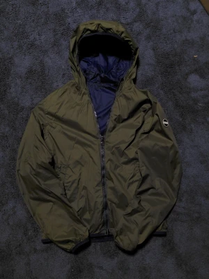Colmar Windbreaker - En riktigt snygg och unik windbreaker från märket Colmar! Den går även att vända ut och in så den får en mörkblå färg. Skriv gärna vid fler frågor😁