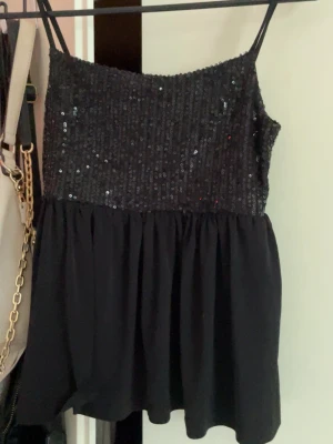 Svart paljettlinne från Gina Tricot - våga sätta prisförslag och skriv om du har frågor eller vill ha mer bilder!❤️