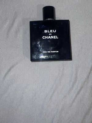 Bleu de Chanel Eau de Parfum - Stilren och populär parfym från Chanel. Eau de Parfum-variant som ger en exklusiv känsla och passar perfekt för dig som vill sticka ut. Flaskans design är modern och tidlös. Inte använt