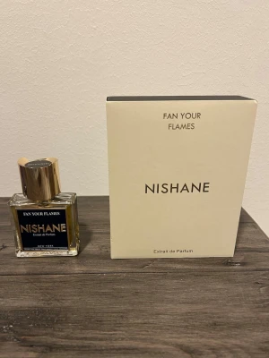 Nishane Fan Your Flames 50ml - Extrait de Parfum från Nishane, Fan Your Flames. Volym: 50 ml. Snygg förpackning och cool design – perfekt för dig som vill sticka ut. Endast testad.