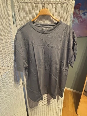 Oversized svart t-shirt från Weekday - Säljer en oversized svart t-shirt från Weekday i storlek M. T-shirten har klassisk rund halsringning och korta ärmar. Tillverkad i mjuk bomull som känns skön mot huden. Perfekt för en avslappnad och trendig look.