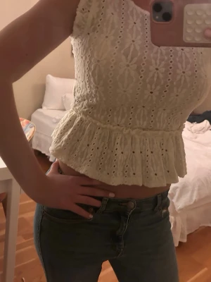 Vit spetsig ärmlös topp med volang - Säljer denna super fina sommar toppen i storlek s. Använt 1 gång.