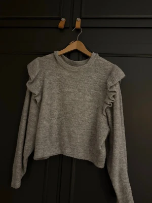 Grå stickad tröja med volang H&M - Grå stickad tröja med volang🩶