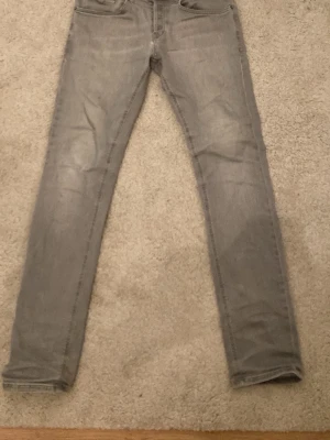 Dondup jeans - Snygga gråa slim jeans från dondup. Jeansen är tillverkade i stretchig bomull för extra komfort och har en enkel, stilren look. Nypris 3800. Skick 9/10. Priset är ej hugget i sten.