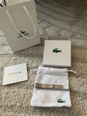 Lacoste Armband - Riktigt snygg och unik, fraktar samma dag 