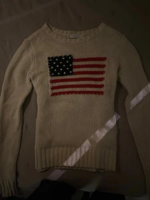 Beige stickad tröja med USA-flagga💞💞 - Snygg beige tröja med den amerikanska flaggan på bröstet. Den e från North sails och e i bra skick💞💞💞