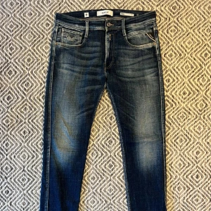 Replay Anbass Jeans - Tjena! Säljer nu ett par tvär feta Replay jeans! | Skick 9/10 Mycket bra! | Midja: 44cm | Längd: 105cm | Nypris ca 1800kr | Mitt pris 499kr | Kom gärna pm vid frågor eller funderingar | Postas eller möts upp i Kalmar 