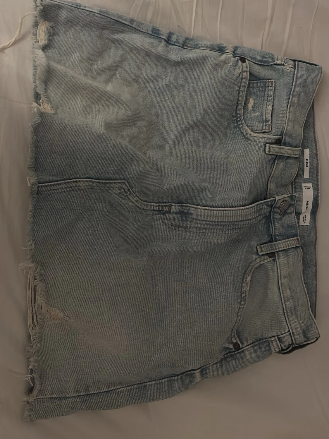 Ljusblå jeanskjol med rå kant