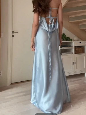 Ljusblå satin balklänning  - Jättefin balklänning från by Stina, använt en gång. Storlek S, long (147cm). Modellen engla, men knutit den annorlunda så att den blir utan axelband💗💗